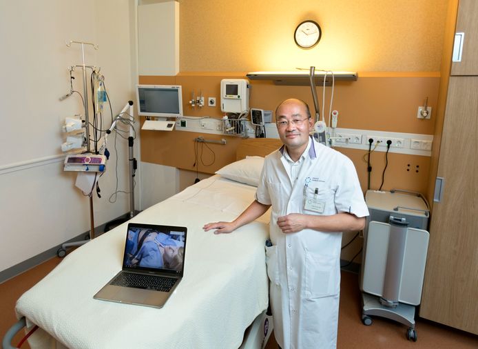 Guid Oei in de bevalkamer waar de robottraniningen plaatsvinden. Op zijn laptop een foto van robot Victoria. Foto René Manders/fotomeulenhof