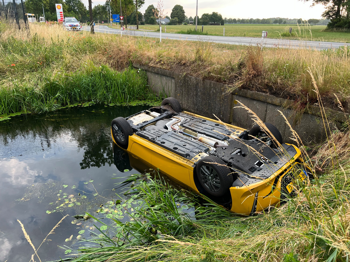 Automobilist Moet Uitwijken En Belandt Op De Kop In Een Sloot Bij Raalte Foto Tubantianl 7835