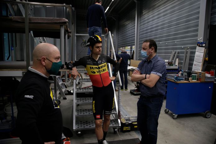 Wout van Aert doet een praatje.