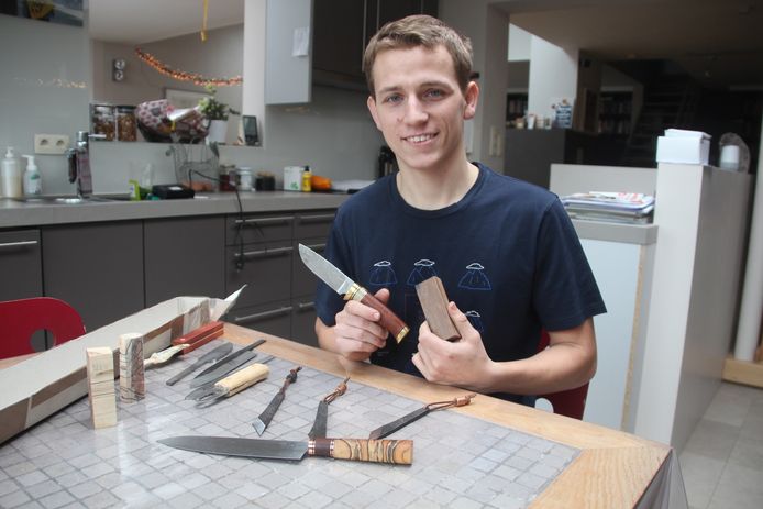 Economisch Kerstmis Duplicaat Casper Michiels (20) is ambachtelijk messenmaker: “Ik leerde alles met  behulp van YouTube-video's” | Erpe-Mere | hln.be