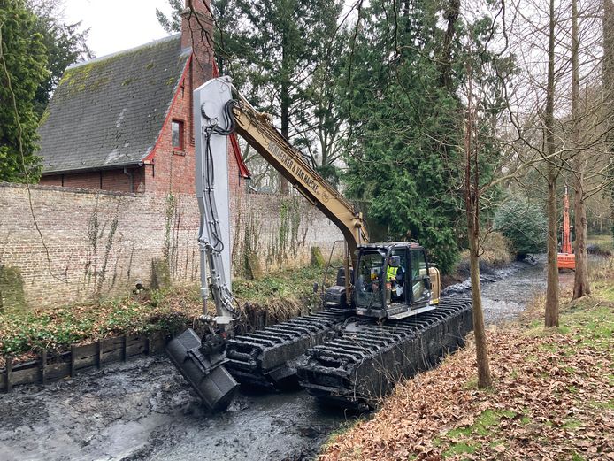 Werken aan de kasteelvijver kasteel van Loppem.
