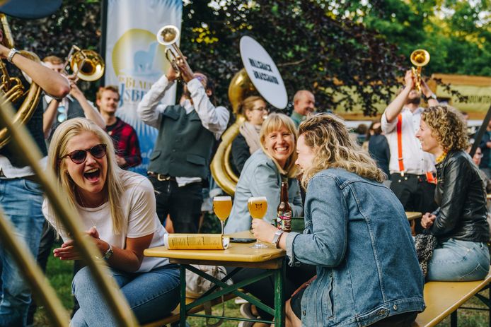Bierfestival Mout strijkt weer in het Spoorpark neer.