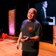 Paul de Leeuw, een ‘jonge god met artrose’, floreert in persoonlijke voorstelling