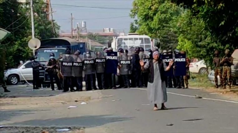 De non stapte op de gewapende veiligheidstroepen af in Myanmar. Beeld screenshot