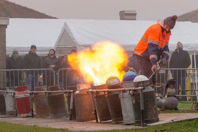 Carbidschieten op Tholen: al tien jaar een traditie, tot de coronapandemie roet in het eten gooide.