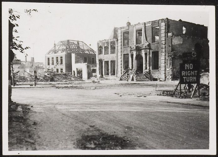 Het voormalige stadhuis van Doetinchem nu op de plek van Hotel De Graafschap na het bombardement van maart 1945. ‘No right turn’ waarschuwt om niet de ook vernielde Waterstraat in te rijden.