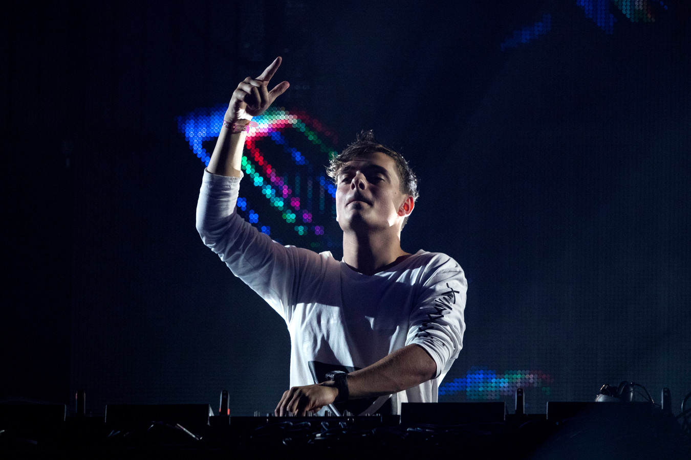 Диджей в клубе. Лазерное свечение. Лазер сценический. Неоновый диджей. Сценические спецэффекты.