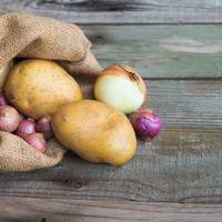 Waarom je uien en aardappelen nooit samen moet bewaren 