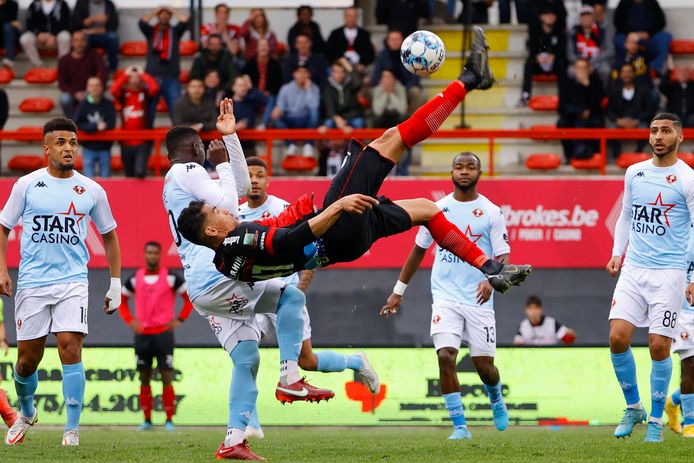 Igor De Camargo met de spectaculaire omhaal tegen de deklat.