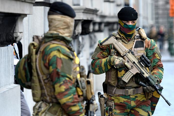 Militairen patrouilleren in Brussel.