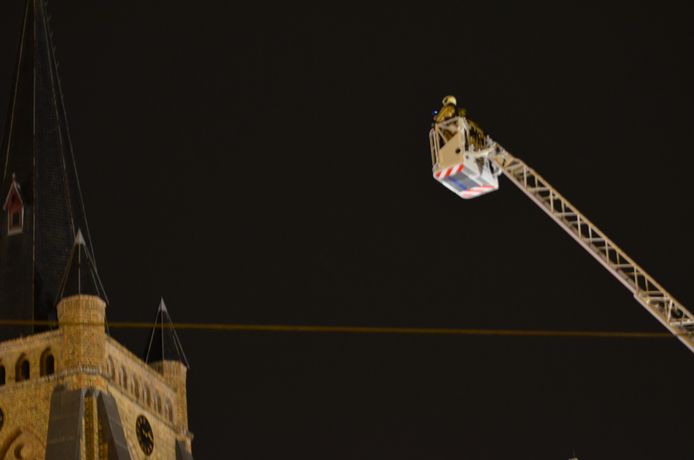 De brandweer controleert de kerk na een oproep over een mogelijke blikseminslag.