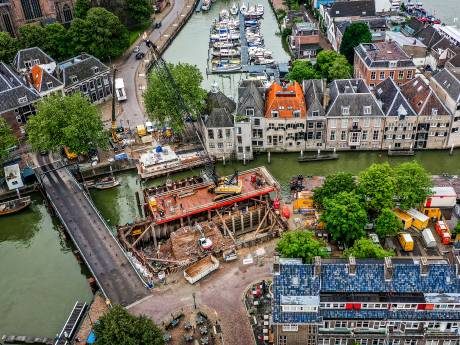 Een rustig kopje koffie drinken is er niet bij aan het Blauwpoortsplein: werk aan brug jaagt klanten weg
