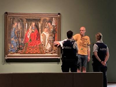 Beruchte klimaatactivist plakt zich vast aan glas voor wereldberoemd schilderij van Jan Van Eyck in Brugs Groeningemuseum: “Hopelijk geen schade aan glas van 80.000 euro”