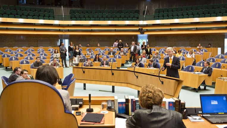 Geert Wilders van de PVV (rechts) tijdens het debat over het permanente Europees noodfonds in de Tweede Kamer afgelopen mei. Beeld ANP