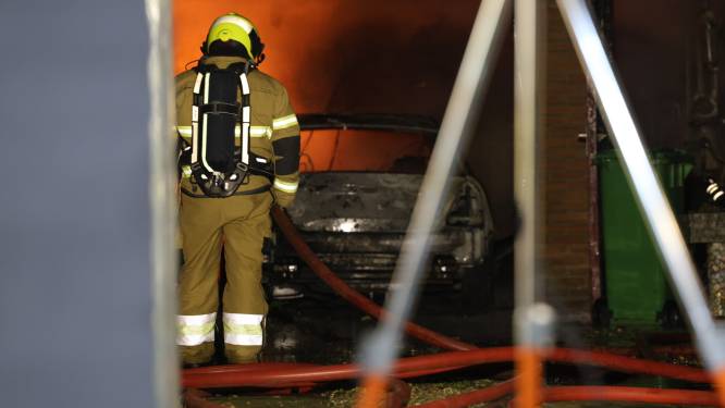 Auto en garage verwoest door brand in Boxtel