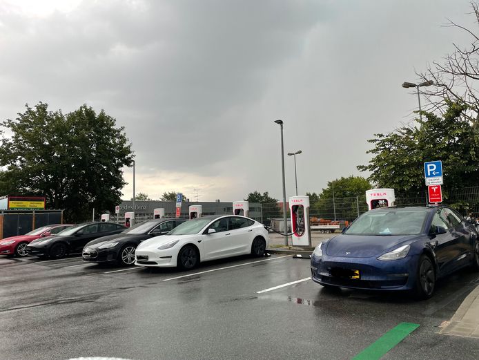 Balen als het giet, want laadpalen hebben geen afdakje. Ook die van Tesla niet.