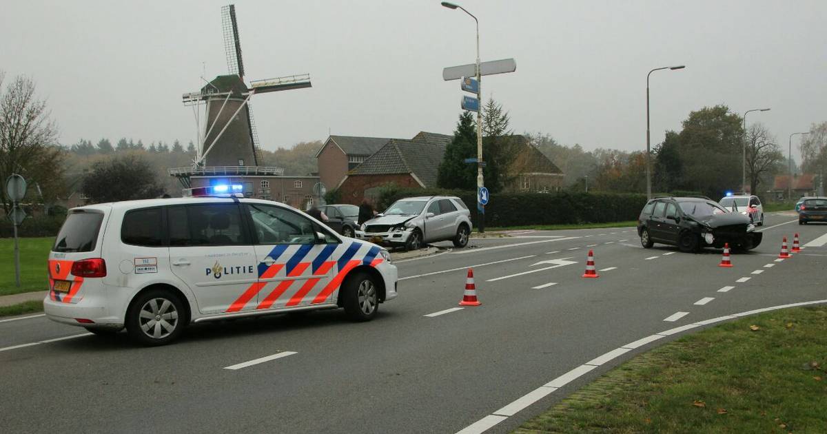 Flinke schade na ongeluk op Holterweg tussen Lettele en Bathmen.