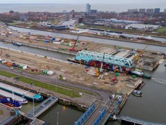 Eerste brug Nieuwe Sluis zakt vandaag beetje bij beetje naar zijn definitieve plek