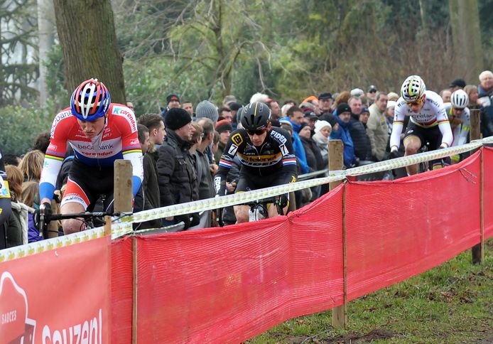 Kinderen mogen vlak voor het vertrek van de profs zelf het parcours op tijdens de Vestingcross op 18 februari.