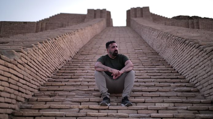 Sinan Can in zijn documentairereeks 'Sinan op zoek naar het paradijs'.
