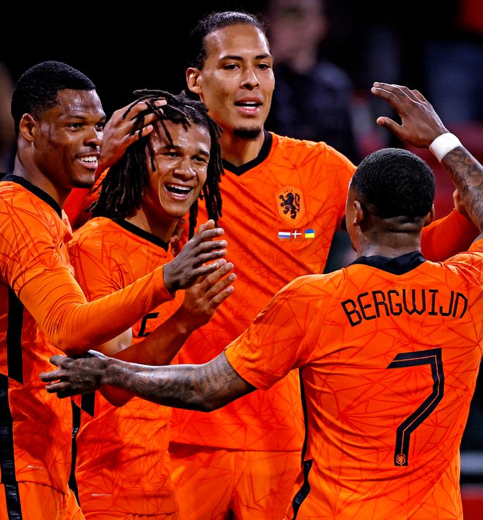 Oranje haalt met veiling shirts 50.000 euro op voor Oekraïne Nederlands voetbal | AD.nl