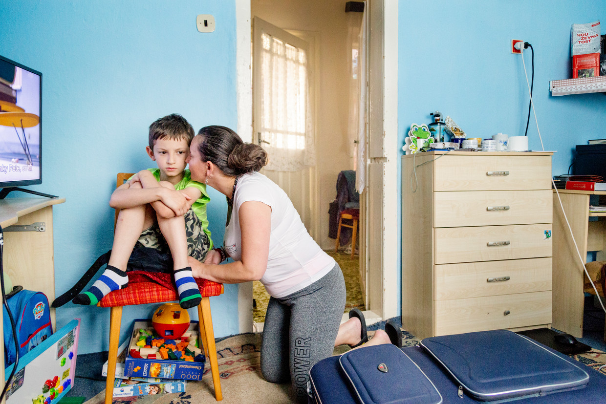 Moeder Maria geeft Eriks broertje Enrico een kus op zijn wang. Enrico is autistisch en gaat naar een speciale school in Košice.

 Beeld Pauline Niks