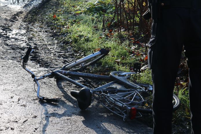 De fietser kwam ten val en gleed naar beneden in het ijskoude water.