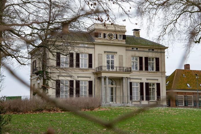 Al ruim 75 jaar wordt kasteel Reuversweerd niet meer bewoond. Het staat daarom bekend als ‘spookkasteel’.