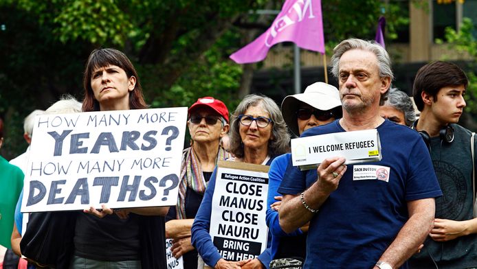 Demonstranten protesteren in Sydney voor de sluiting van de controversiële Australische asielcentra en het onderbrengen voor de asielzoekers op het Australische continent.