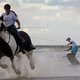 Horseboarding: een combinatie van paard, ruiter en wakeboarder