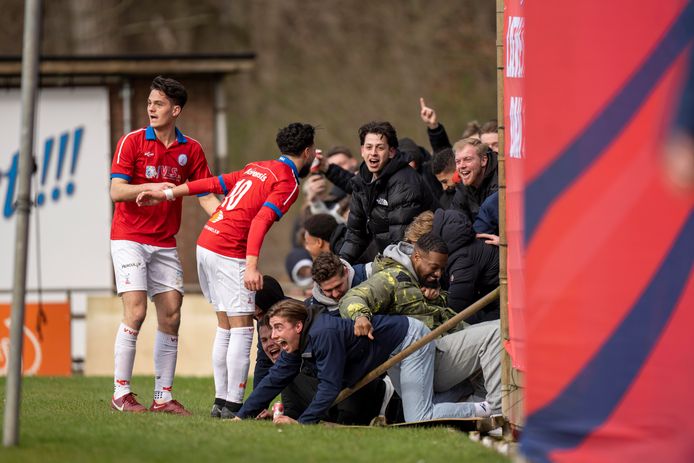 Supporters van VVGZ gaan tijdens de derby tegen Pelikaan door de omheining, maar het lijkt de pret niet te kunnen drukken.