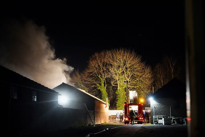 De brandweer kon de brandende unit snel blussen op een privéterrein aan de Heistraat in Rijen.