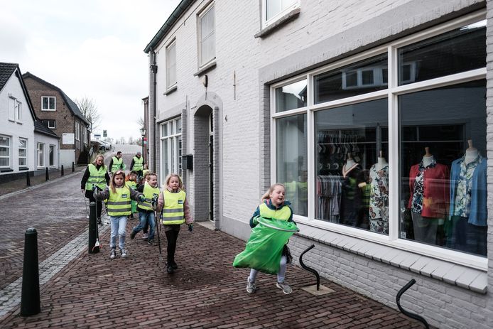 Leerlingen van 't Scathe in Pannerden ‘zingend’ het zwerfvuil te lijf ...