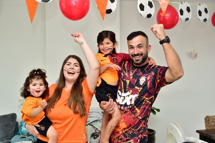 nederlands-turks-gezin-van-maaike-en-servet-kijkt-vol-spanning-uit-naar