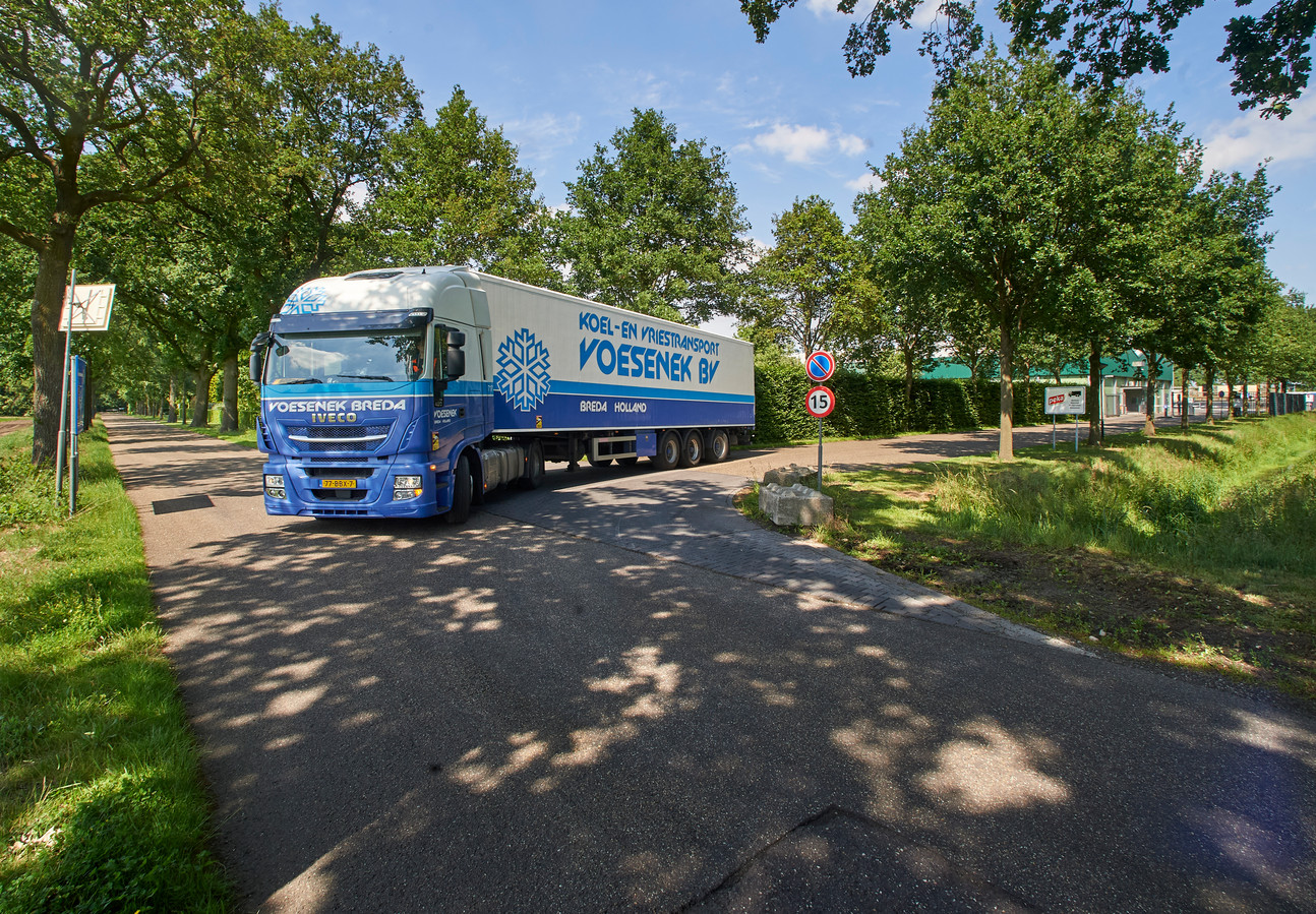 Eindelijk is het zo ver de nieuwe weg die Odiliapeel van vrachtverkeer moet verlossen Foto