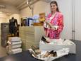 Conservator van het Schoenenkwartier Fleur Dingen toont enkele ‘koninklijke schoenen’  uit de collectie.