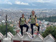 Oud-topspeelster Manon Flier hoopt met volleybal meisjes in Nepal mondiger te maken: ‘Situatie is schrijnend’