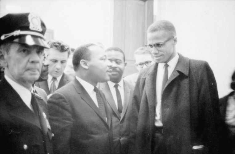 Martin Luther King Jr. en Malcolm X in maart 1964. Beeld REUTERS