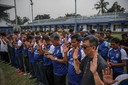 Oud-voetballers van Persib Bandung bidden in hun eigen stadion voor de slachtoffers.