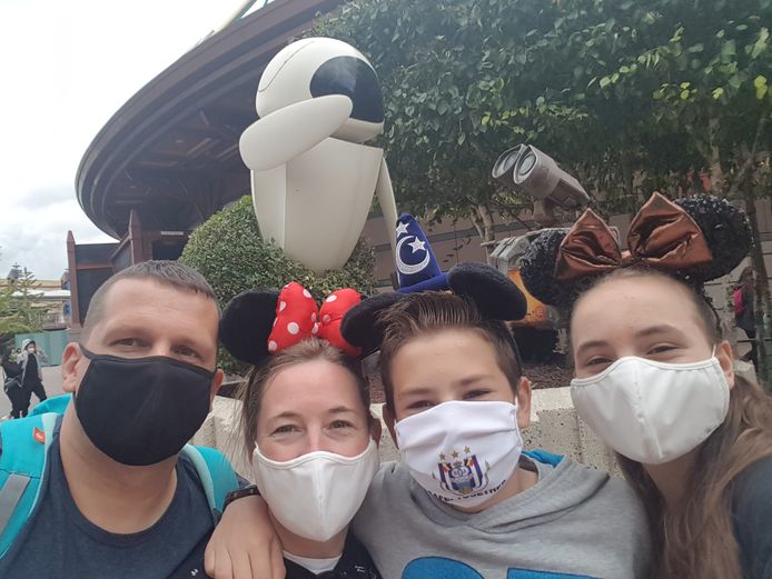 Yves D'Hooghe uit Aalst met vrouw en twee kinderen in Disneyland Parijs: "Ook als je een foto neemt, moeten de mondmaskers opblijven."