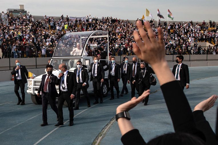 Paus Franciscus zwaait naar het publiek in het Franso Hariri Stadion in Erbil, 7 maart. Beeld Getty Images
