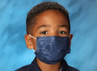 Mason (6) weigert mondmasker af te zetten voor schoolfoto: “Mama heeft gezegd dat ik het op moet houden”