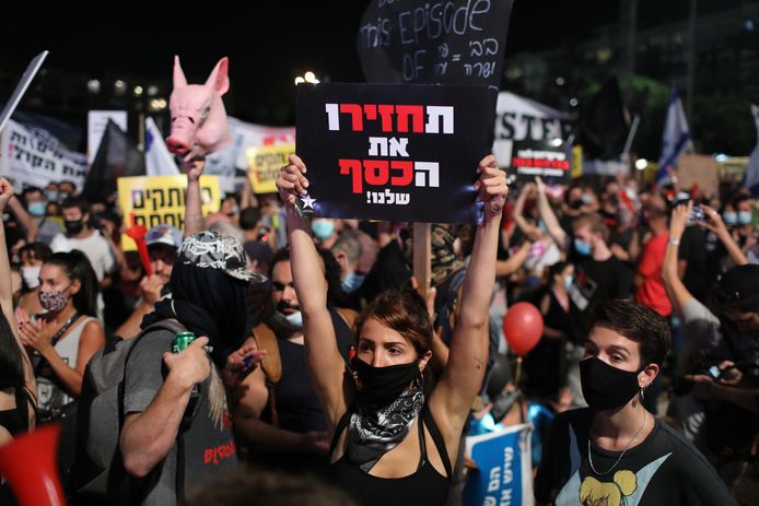 Enkele van de duizenden demonstranten op het Rabinplein in Tel-Aviv. (11/07/2020)