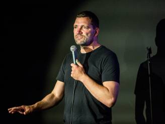 Theo Maassen stuurt peuter weg tijdens voorstelling: ‘Je bent 3 jaar? Dit kan echt niet’