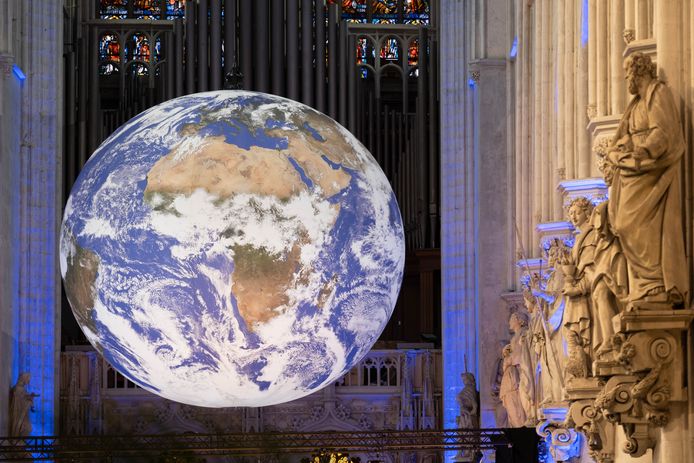 In de Sint-Romboutskathedraal hangt een grote wereldbol
