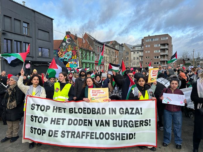 800-tal betogers trekt door straten van Gent om staakt-het-vuren te ...