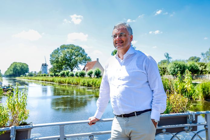 Joachim Coens, op het iconische brugje over de Damse vaart.