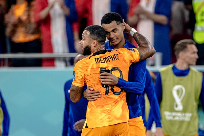 Cody Gakpo en Memphis Depay vormen samen de aanval tegen de Verenigde Staten.