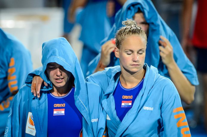 Sabrina van der Sloot (l) en Marloes Nijhuis vechten tegen de tranen na het verlies tegen Rusland.