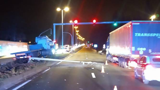 Vrachtwagen belandt na uitwijkmanoeuvre op middenberm Waregemse Expresweg